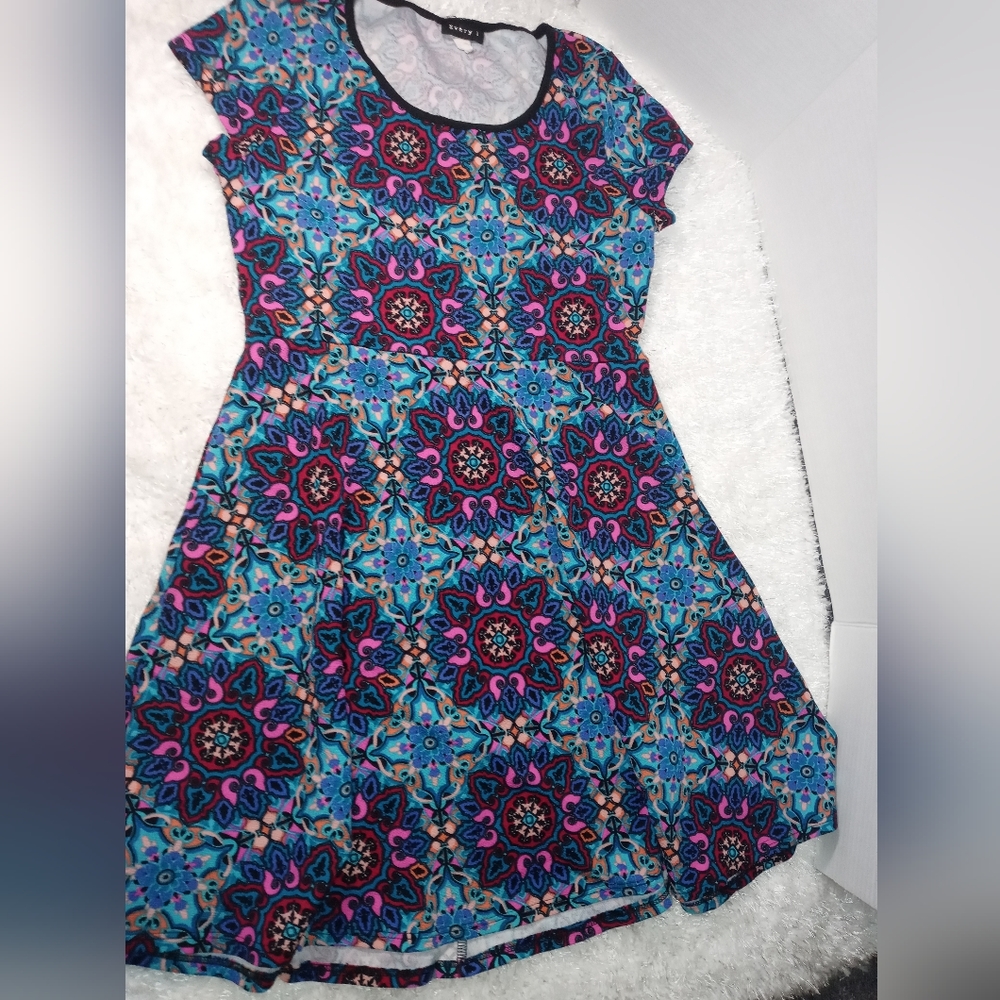 A-Line woven stretch knit skater dress. Womens L